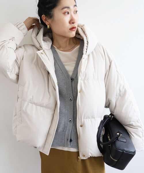 le.coeur blanc(ルクールブラン)の「プリーツレイヤードフードショートダウン(ダウンジャケット/コート・レディース・ブラック/ライトベージュ・38)」の9枚目の写真