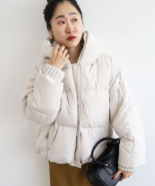 le.coeur blanc(ルクールブラン)の「プリーツレイヤードフードショートダウン(ダウンジャケット/コート・レディース・ブラック/ライトベージュ・38)」の10枚目の写真