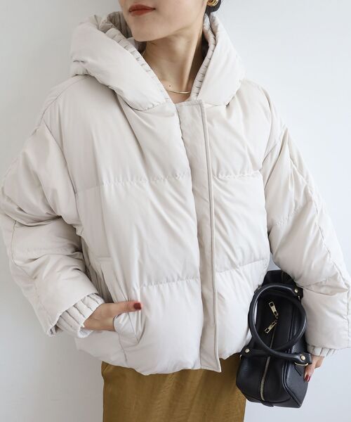 le.coeur blanc(ルクールブラン)の「プリーツレイヤードフードショートダウン(ダウンジャケット/コート・レディース・ブラック/ライトベージュ・38)」の11枚目の写真