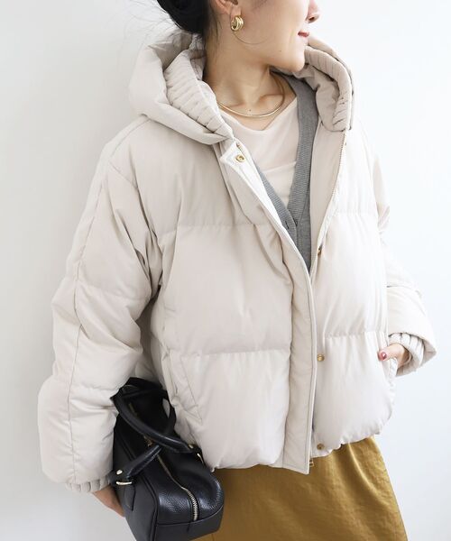 le.coeur blanc(ルクールブラン)の「プリーツレイヤードフードショートダウン(ダウンジャケット/コート・レディース・ブラック/ライトベージュ・38)」の12枚目の写真