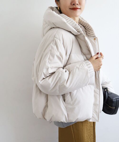 le.coeur blanc(ルクールブラン)の「プリーツレイヤードフードショートダウン(ダウンジャケット/コート・レディース・ブラック/ライトベージュ・38)」の13枚目の写真