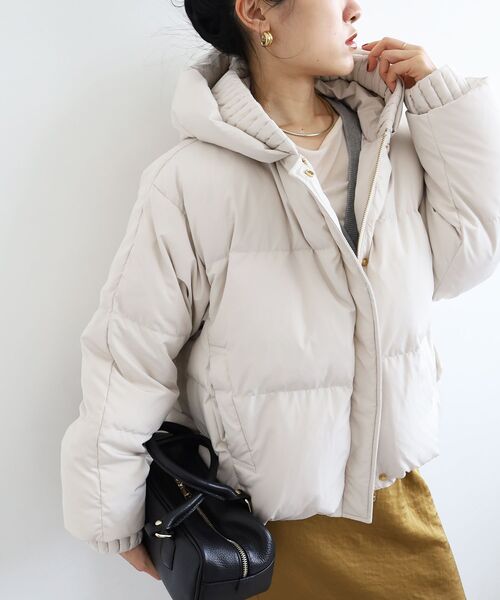 le.coeur blanc(ルクールブラン)の「プリーツレイヤードフードショートダウン(ダウンジャケット/コート・レディース・ブラック/ライトベージュ・38)」の14枚目の写真