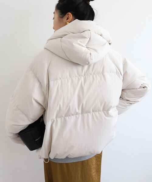 le.coeur blanc(ルクールブラン)の「プリーツレイヤードフードショートダウン(ダウンジャケット/コート・レディース・ブラック/ライトベージュ・38)」の15枚目の写真