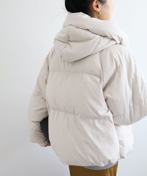 le.coeur blanc(ルクールブラン)の「プリーツレイヤードフードショートダウン(ダウンジャケット/コート・レディース・ブラック/ライトベージュ・38)」の16枚目の写真