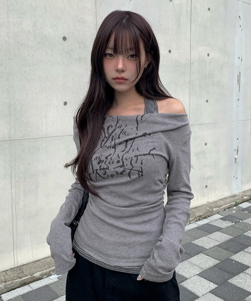 anyonemore(エニワンモア)の「ボーダーホルターレイヤードレタリングオフショルダー長袖Tシャツ(Tシャツ/カットソー・レディース・ホワイト/グレー/チャコール・FREE)」の1枚目の写真