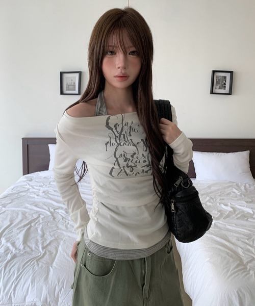 anyonemore(エニワンモア)の「ボーダーホルターレイヤードレタリングオフショルダー長袖Tシャツ(Tシャツ/カットソー・レディース・ホワイト/グレー/チャコール・FREE)」の2枚目の写真