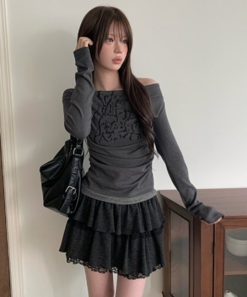 anyonemore(エニワンモア)の「ボーダーホルターレイヤードレタリングオフショルダー長袖Tシャツ(Tシャツ/カットソー・レディース・ホワイト/グレー/チャコール・FREE)」の3枚目の写真