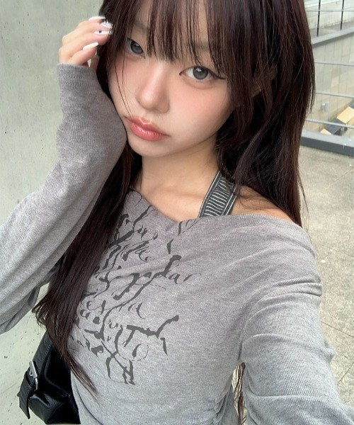 anyonemore(エニワンモア)の「ボーダーホルターレイヤードレタリングオフショルダー長袖Tシャツ(Tシャツ/カットソー・レディース・ホワイト/グレー/チャコール・FREE)」の5枚目の写真