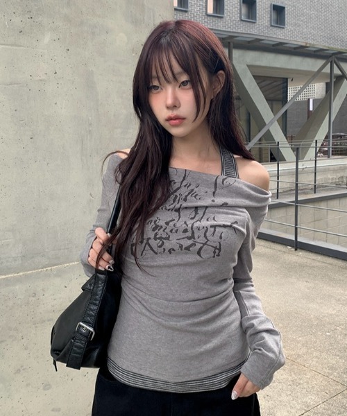 anyonemore(エニワンモア)の「ボーダーホルターレイヤードレタリングオフショルダー長袖Tシャツ(Tシャツ/カットソー・レディース・ホワイト/グレー/チャコール・FREE)」の4枚目の写真