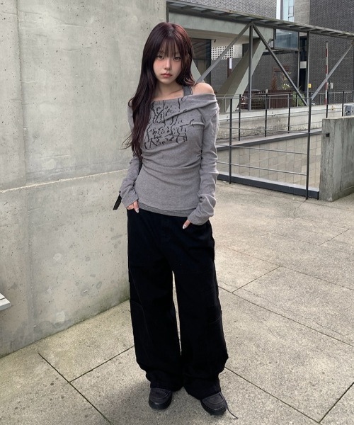 anyonemore(エニワンモア)の「ボーダーホルターレイヤードレタリングオフショルダー長袖Tシャツ(Tシャツ/カットソー・レディース・ホワイト/グレー/チャコール・FREE)」の6枚目の写真