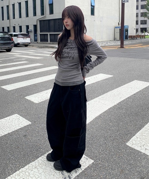 anyonemore(エニワンモア)の「ボーダーホルターレイヤードレタリングオフショルダー長袖Tシャツ(Tシャツ/カットソー・レディース・ホワイト/グレー/チャコール・FREE)」の8枚目の写真