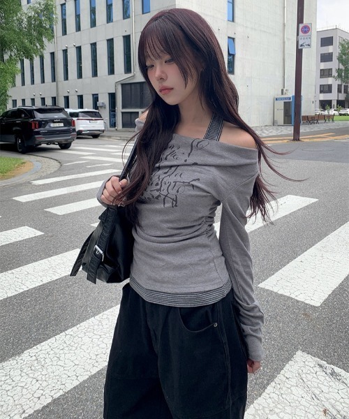 anyonemore(エニワンモア)の「ボーダーホルターレイヤードレタリングオフショルダー長袖Tシャツ(Tシャツ/カットソー・レディース・ホワイト/グレー/チャコール・FREE)」の7枚目の写真