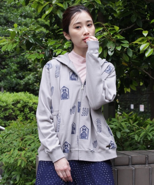 SUPER HAKKA（スーパーハッカ）の「SUPER　HAKKA×保坂優子　「窓と庭」刺繍裏毛ジップアップフーディ（パーカー・レディース・グレー/ベージュ・FREE）」の4枚目の写真