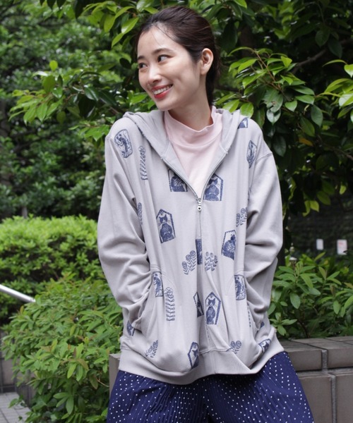 SUPER HAKKA（スーパーハッカ）の「SUPER　HAKKA×保坂優子　「窓と庭」刺繍裏毛ジップアップフーディ（パーカー・レディース・グレー/ベージュ・FREE）」の5枚目の写真