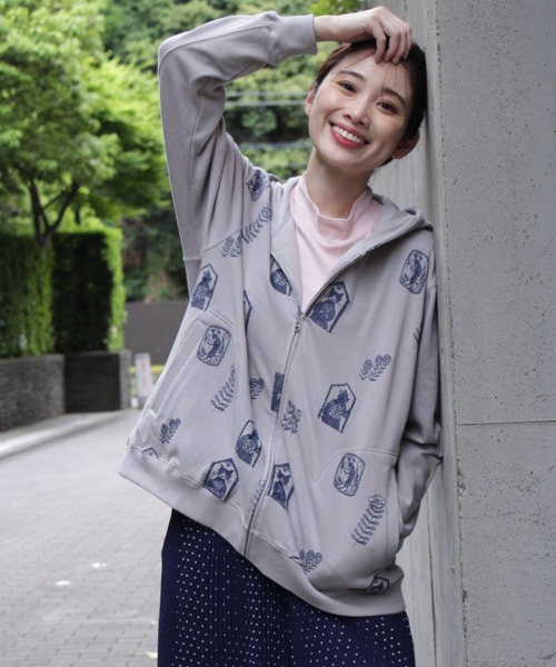 SUPER HAKKA（スーパーハッカ）の「SUPER　HAKKA×保坂優子　「窓と庭」刺繍裏毛ジップアップフーディ（パーカー・レディース・グレー/ベージュ・FREE）」の6枚目の写真