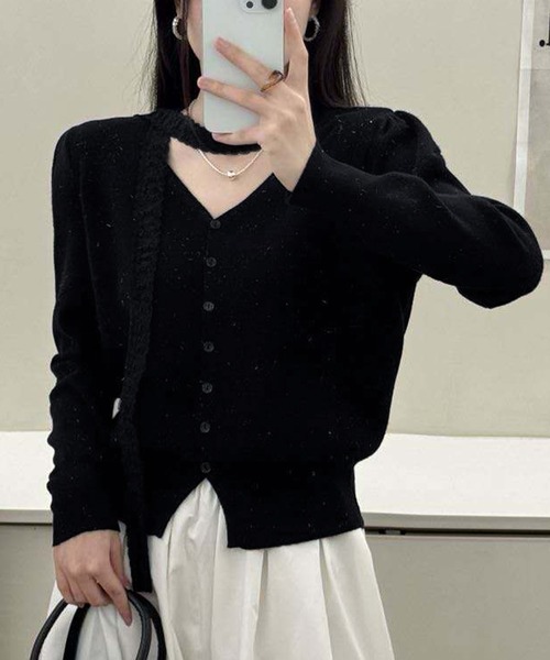 Lace Ladies(レースレディース)の「Vネック チョーカーリボン 肩ギャザー ニット トップス(ニット/セーター・レディース・ブラック/アイボリー・FREE)」の1枚目の写真