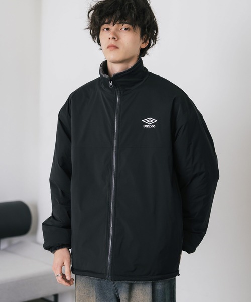 UMBRO（アンブロ）の「UMBRO アンブロ 別注コラボ 2wayリバーシブルワンポイントロゴ刺繍トラックボアジャケット（ブルゾン・メンズ・ブラック/チャコール・M/L/XL）」の3枚目の写真