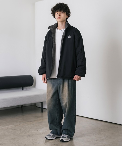 UMBRO（アンブロ）の「UMBRO アンブロ 別注コラボ 2wayリバーシブルワンポイントロゴ刺繍トラックボアジャケット（ブルゾン・メンズ・ブラック/チャコール・M/L/XL）」の7枚目の写真