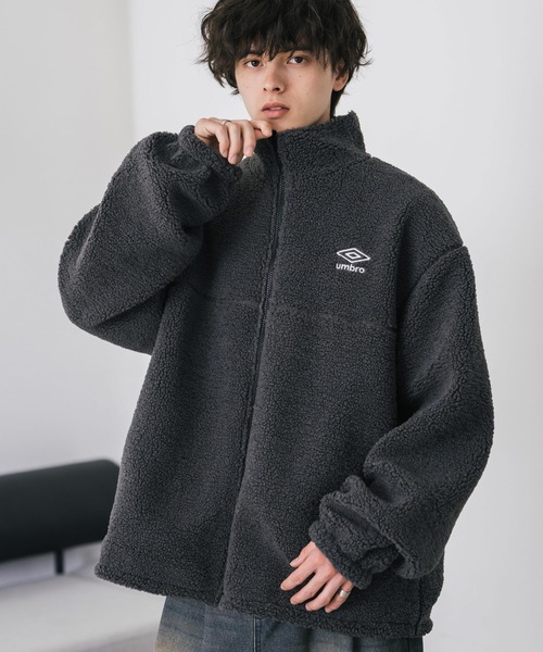 UMBRO（アンブロ）の「UMBRO アンブロ 別注コラボ 2wayリバーシブルワンポイントロゴ刺繍トラックボアジャケット（ブルゾン・メンズ・ブラック/チャコール・M/L/XL）」の8枚目の写真