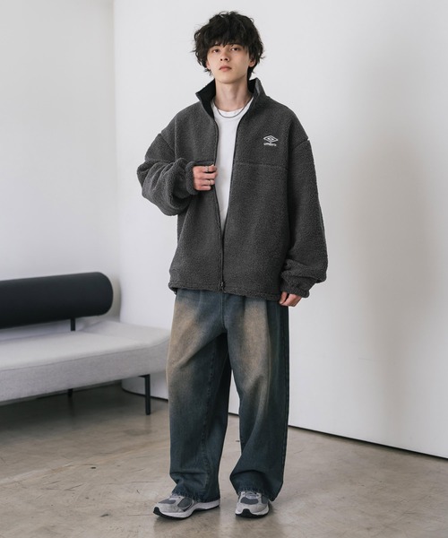 UMBRO（アンブロ）の「UMBRO アンブロ 別注コラボ 2wayリバーシブルワンポイントロゴ刺繍トラックボアジャケット（ブルゾン・メンズ・ブラック/チャコール・M/L/XL）」の10枚目の写真