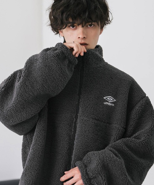 UMBRO（アンブロ）の「UMBRO アンブロ 別注コラボ 2wayリバーシブルワンポイントロゴ刺繍トラックボアジャケット（ブルゾン・メンズ・ブラック/チャコール・M/L/XL）」の12枚目の写真