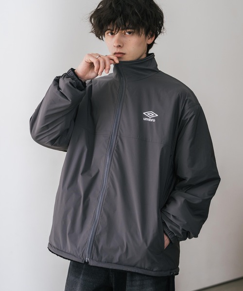 UMBRO（アンブロ）の「UMBRO アンブロ 別注コラボ 2wayリバーシブルワンポイントロゴ刺繍トラックボアジャケット（ブルゾン・メンズ・ブラック/チャコール・M/L/XL）」の13枚目の写真