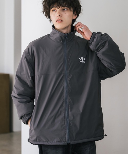 UMBRO（アンブロ）の「UMBRO アンブロ 別注コラボ 2wayリバーシブルワンポイントロゴ刺繍トラックボアジャケット（ブルゾン・メンズ・ブラック/チャコール・M/L/XL）」の14枚目の写真