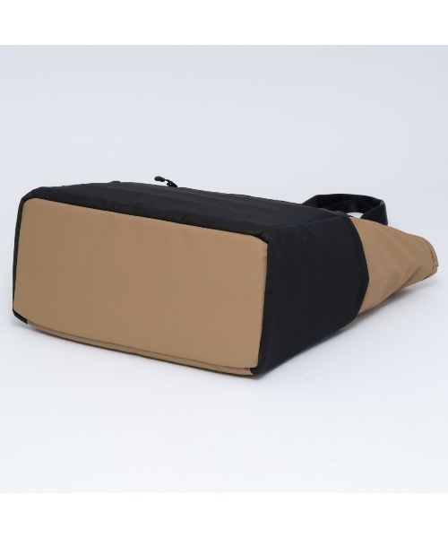 BEAMS DESIGN(ビームス デザイン)の「BEAMSDESIGN(ビームスデザイン)エラスティックメッシュ トートバッグ(トートバッグ・メンズ・ブラック/サンドベージュ/ネイビー・FREE)」の14枚目の写真