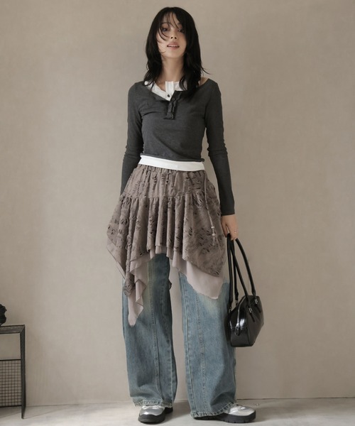 Ulysses(ユリシス)の「カーブワイドデニムパンツ(デニムパンツ・レディース・ライトブルー/ブラック・M/S)」の3枚目の写真