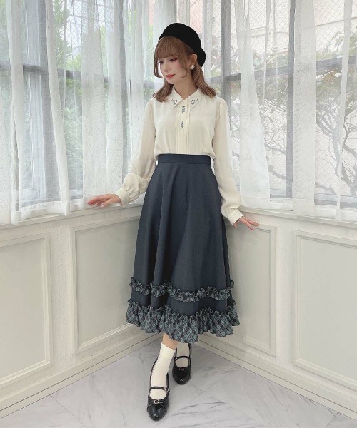 F i.n.t（フィント）の「スカラップ衿フロント小花刺繍ブラウス（シャツ/ブラウス・レディース・ベージュ/オフホワイト・FREE）」の3枚目の写真