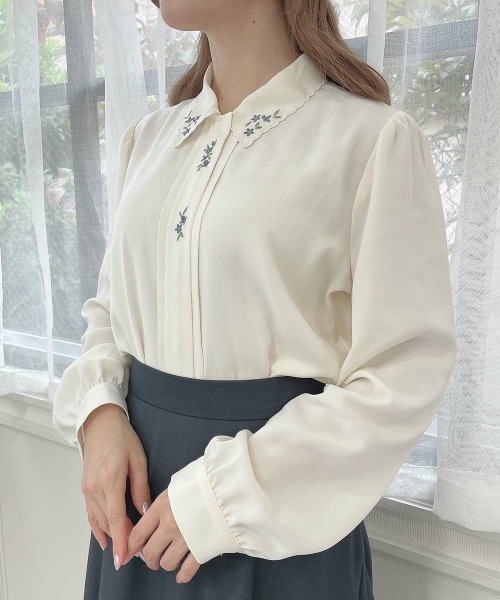 F i.n.t（フィント）の「スカラップ衿フロント小花刺繍ブラウス（シャツ/ブラウス・レディース・ベージュ/オフホワイト・FREE）」の4枚目の写真