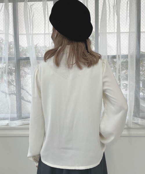 F i.n.t（フィント）の「スカラップ衿フロント小花刺繍ブラウス（シャツ/ブラウス・レディース・ベージュ/オフホワイト・FREE）」の8枚目の写真