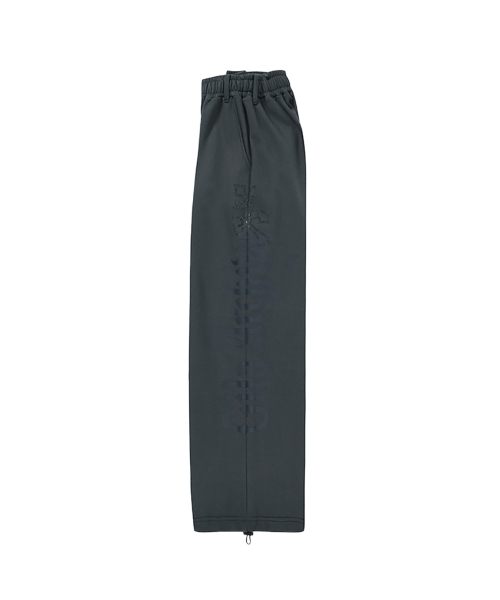 GILAARCHIVE（ギラアーカイブ）の「SIDE CROSS LOGO SWEATPANTS_CHARCOAL（スウェットパンツ・レディース・チャコール・FREE）」の3枚目の写真