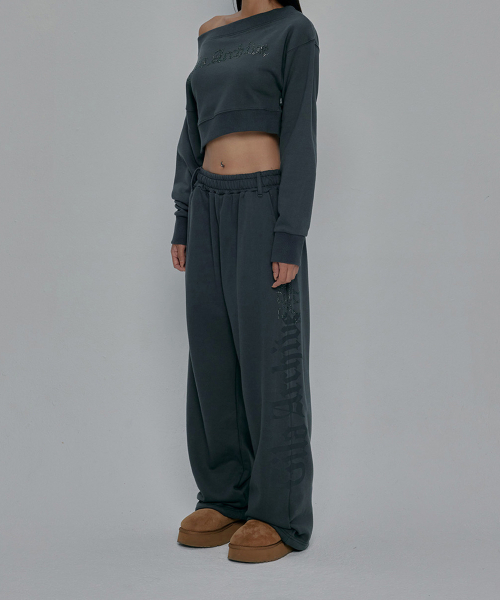 GILAARCHIVE（ギラアーカイブ）の「SIDE CROSS LOGO SWEATPANTS_CHARCOAL（スウェットパンツ・レディース・チャコール・FREE）」の4枚目の写真