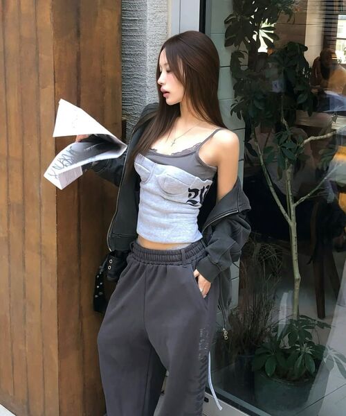 GILAARCHIVE（ギラアーカイブ）の「SIDE CROSS LOGO SWEATPANTS_CHARCOAL（スウェットパンツ・レディース・チャコール・FREE）」の5枚目の写真