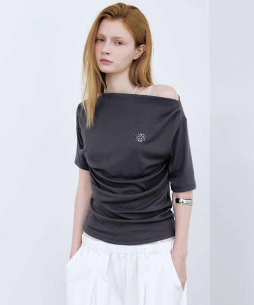 NICK&NICOLE(ニックアンドニコール)の「HALF SHIRRING DRAPE BOAT NECK TOP_CHARCOAL(Tシャツ/カットソー・レディース・チャコール・FREE)」の2枚目の写真