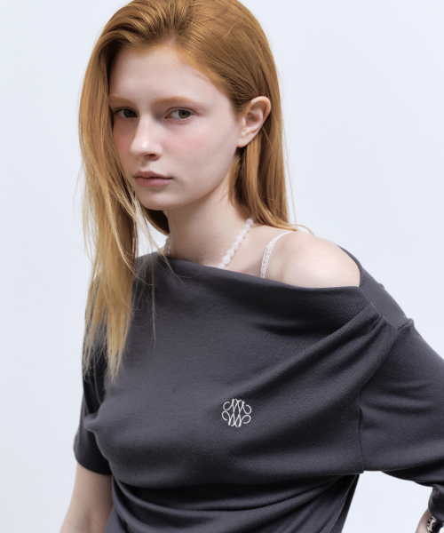 NICK&NICOLE(ニックアンドニコール)の「HALF SHIRRING DRAPE BOAT NECK TOP_CHARCOAL(Tシャツ/カットソー・レディース・チャコール・FREE)」の3枚目の写真