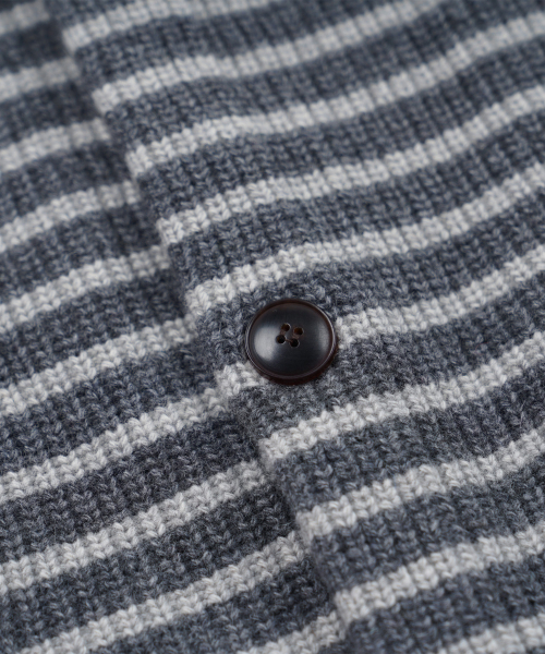 FRIZMWORKS(フリズムワークス)の「WOOL STRIPE ROUND CARDIGAN _ CHARCOAL(カーディガン/ボレロ・メンズ・その他・MEDIUM/LARGE/X-LARGE/SMALL)」の4枚目の写真
