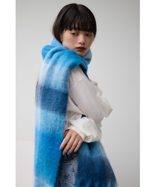 AZUL by moussy（アズールバイマウジー）の「フラッフィーストール（ストール/ショール・レディース・アイボリー/ピンク系その他/レッド/ブルー系その他・FREE）」の2枚目の写真