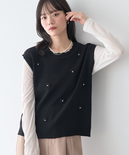 earth music&ecology（アースミュージックアンドエコロジー）の「フラワーモチーフニットベスト（ベスト・レディース・ブラック/アイボリー・FREE）」の2枚目の写真