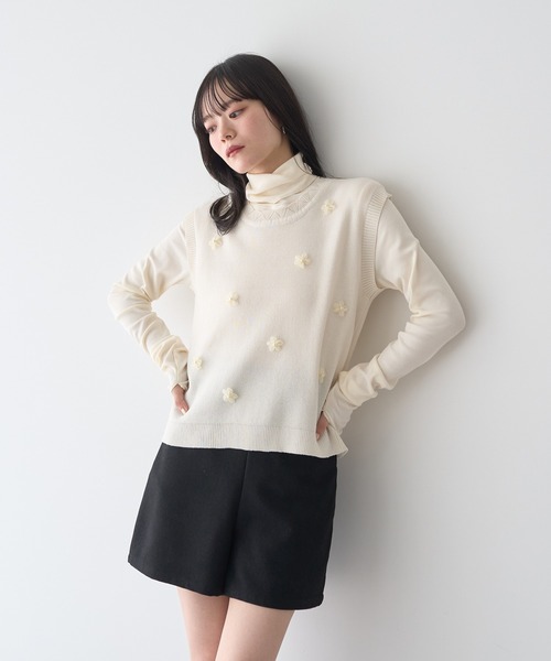 earth music&ecology（アースミュージックアンドエコロジー）の「フラワーモチーフニットベスト（ベスト・レディース・ブラック/アイボリー・FREE）」の4枚目の写真