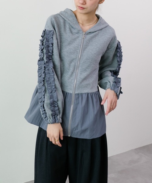 DOLLUPOOPS(ドールアップウップス)の「フリルコンビジップパーカー(パーカー・レディース・ライトグレー/ブラック・FREE)」の2枚目の写真