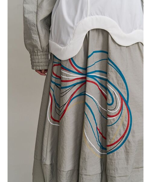 UN3D.(アンスリード)の「STRATUM LINE SK【セットアップ着用可能】 / ストレイタムラインスカート(スカート・レディース・ブラック/グレー・36/38)」の5枚目の写真