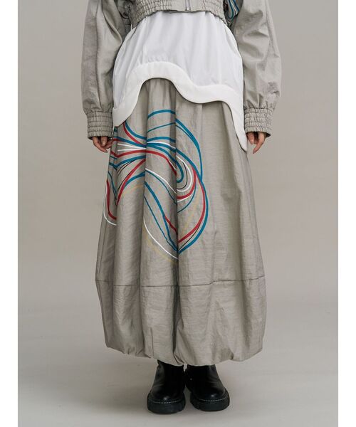 UN3D.(アンスリード)の「STRATUM LINE SK【セットアップ着用可能】 / ストレイタムラインスカート(スカート・レディース・ブラック/グレー・36/38)」の2枚目の写真