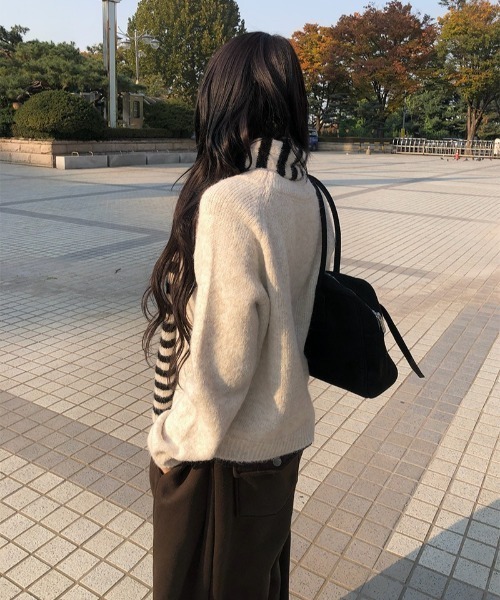 anyonemore（エニワンモア）の「バイカラーボーダーマフラーシンプルニットセット（ニット/セーター・レディース・レッド/アイボリー/グレー・FREE）」の11枚目の写真