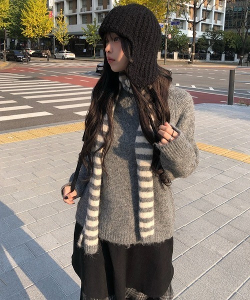 anyonemore（エニワンモア）の「バイカラーボーダーマフラーシンプルニットセット（ニット/セーター・レディース・レッド/アイボリー/グレー・FREE）」の4枚目の写真
