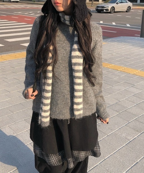anyonemore（エニワンモア）の「バイカラーボーダーマフラーシンプルニットセット（ニット/セーター・レディース・レッド/アイボリー/グレー・FREE）」の5枚目の写真