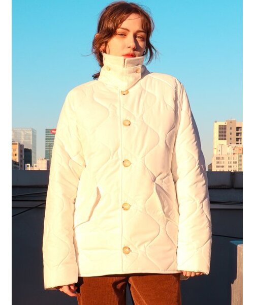 KATRINA K(カトリーナケイ)の「ビッグボタンコーデュロイカラーキルティングジャケット-ホワイト(ダウンジャケット/コート・レディース・ホワイト・M)」の1枚目の写真