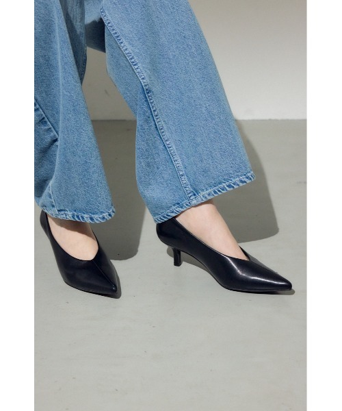 AZUL by moussy(アズールバイマウジー)の「ソフトインソールポインテッドパンプス 靴(パンプス・レディース・グレイッシュベージュ/ブラック/ネイビー・LARGE/MEDIUM/SMALL)」の4枚目の写真