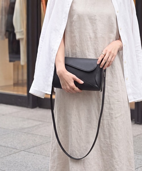 STYLE DELI(スタイルデリ)の「【DELI by】カーブフォルムの本革ミニショルダー(ショルダーバッグ・レディース・ブラック/キャメル/ホワイト・FREE)」の8枚目の写真